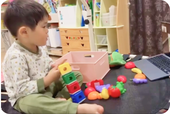 子どもオンライン英会話ワールドアイキッズの子どもが積み木で遊んでいる様子