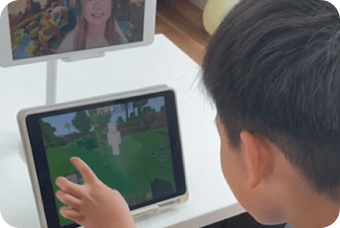 子どもオンライン英会話ワールドアイキッズの子どもがゲームで遊んでいる様子