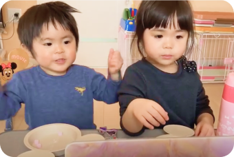 子どもオンライン英会話ワールドアイキッズの兄弟でレッスン参加している様子